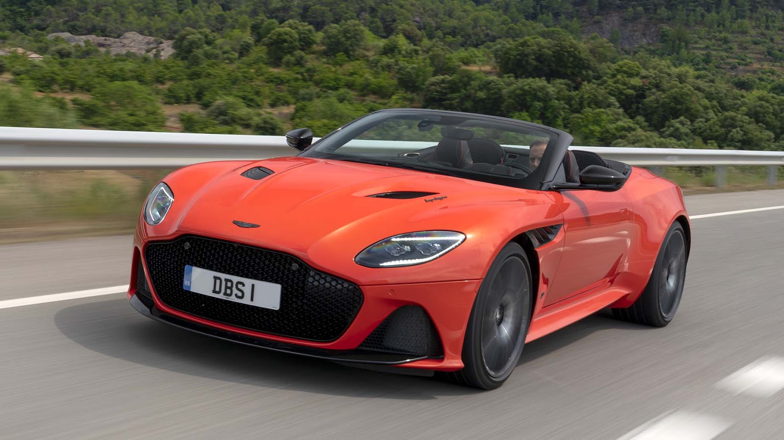 Aston Martin DBS Superleggera Volante không phải là chiếc Aston Martin duy nhất mà nam cầu thủ lái